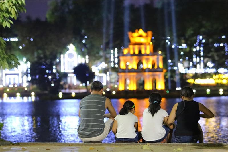 Một thoáng "bình yên" tại phố đi bộ Hồ Gươm