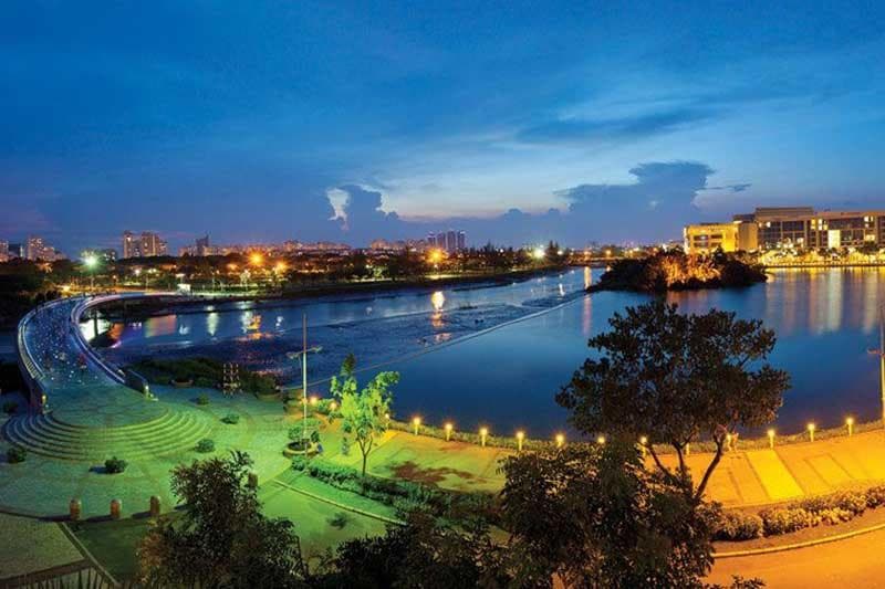 Hồ Bán Nguyệt và cầu Ánh Sao lung linh trong đêm