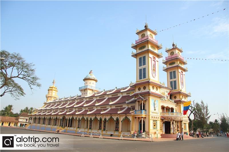 Hồ Chí Minh - Tour ghép - Tham quan Tòa Thánh Cao Đài - Địa đạo Củ Chi - 1 Ngày- Code 477