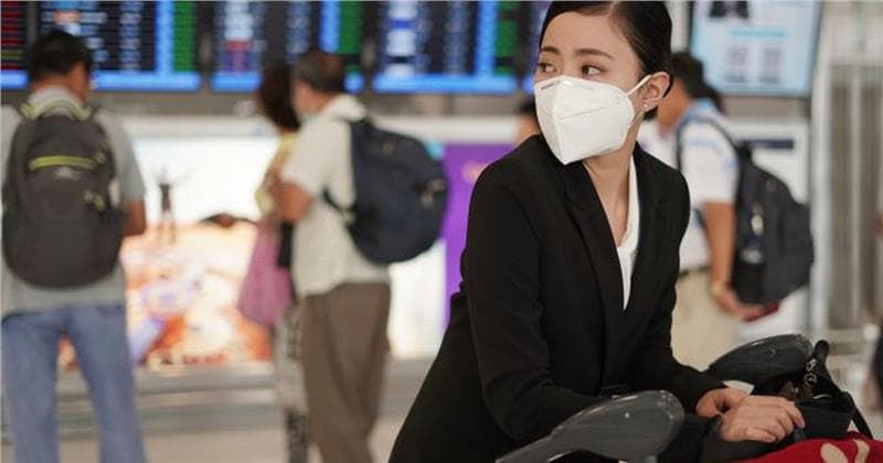 Cách bảo vệ bản thân nếu buộc phải đi máy bay thời COVID